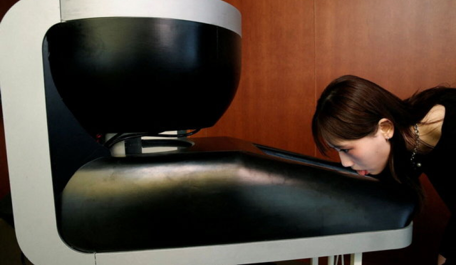 Дисплей «TTTV» можно лизнуть