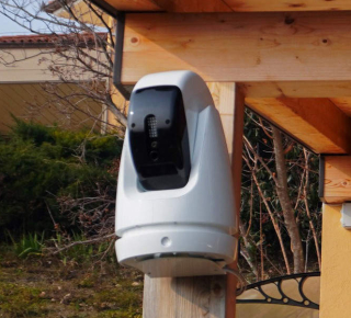 Камера с распознаванием лиц и стрельбой слезоточивым газом