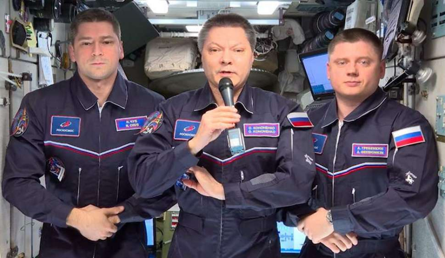 Российские космонавты поздравили сограждан с Днем России с борта МКС