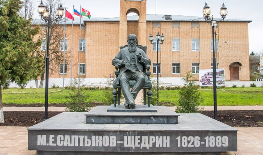 Памятник М.Е.Салтыкову-Щедрину в Талдоме