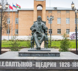 Памятник М.Е.Салтыкову-Щедрину в Талдоме