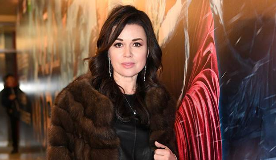 Анастасии Заворотнюк могут закрыть выезд из России из-за долгов