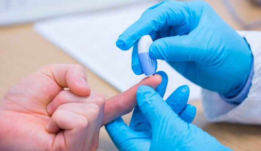 Врачи в РФ научились по капле крови предупреждать смертельные болезни