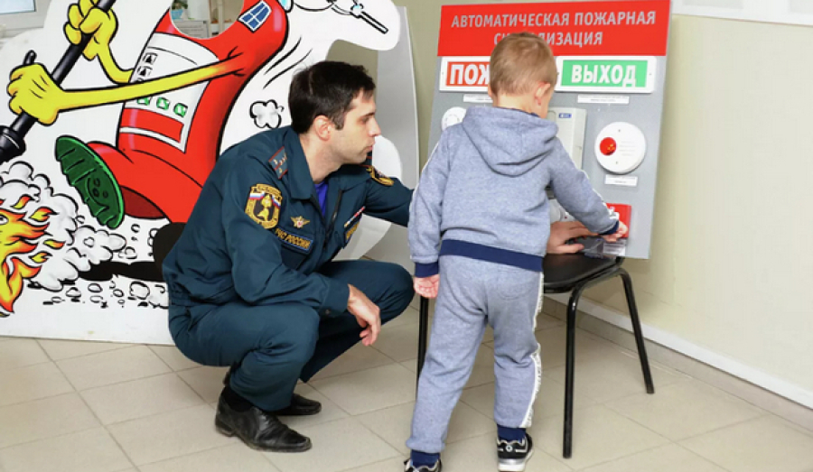 В подмосковной пожарной части провели экскурсию для пятилетнего мальчика