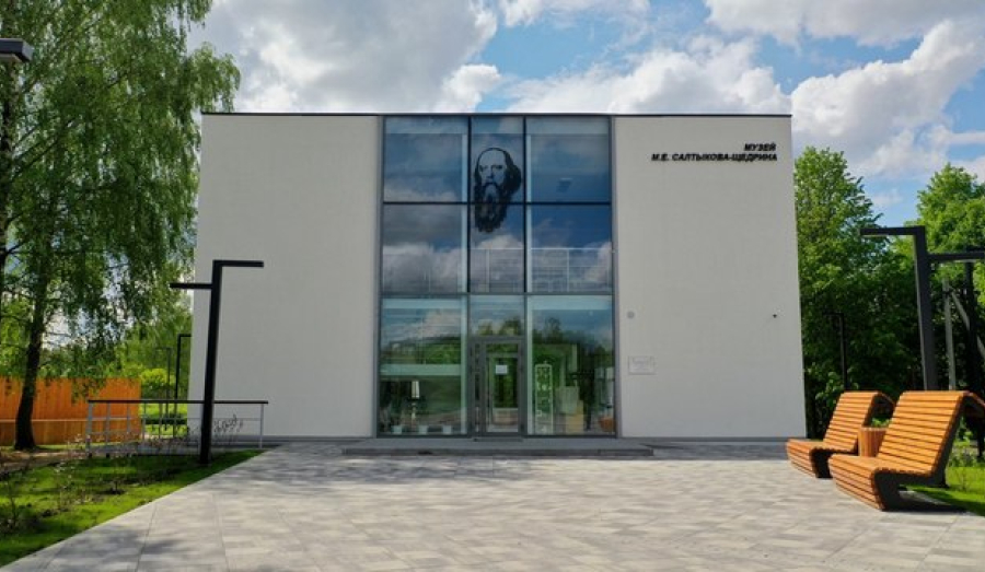 Обновлена территория у музея М. Е. Салтыкова-Щедрина