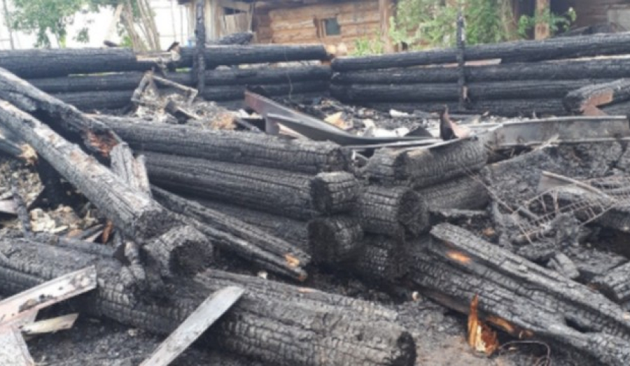 Оставшейся без крова многодетной семье всем миром строят новый дом