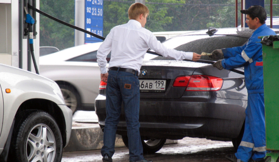 Власть не позволяет ценам на бензин снижаться